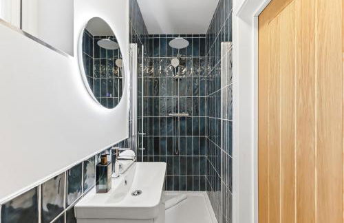 Stylish Home - Pool table, Virgin TV, Fast Wifi, Garden and Self-Check-In by Yoko Property - Photo 28