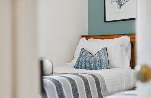 2-Bedroom Stylish & Gorgeous, Cosy Westgate Cottage Retreat, Central Winchester, Free On-Street Parking Permit, with Garden, Close to Cathedral - Sleeps 6, Pets are Welcome - by Blue Puffin Stays - Foto 27