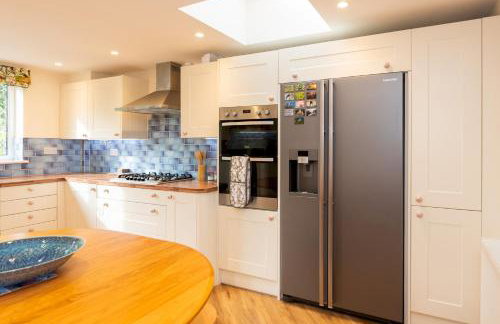 Cosy 3 Bedroom House near River Thames - Pass the Keys - Photo 16