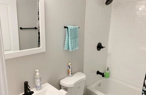 Charming 3BR 2BA with Private Patio - Foto 16