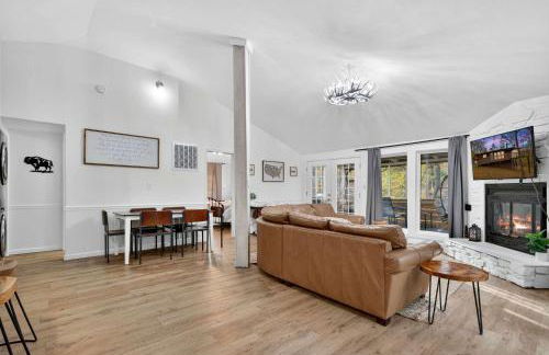 Two Cabins Retreat in Woods Resort - Dog-Friendly - Foto 48