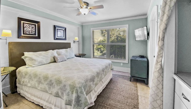 Commodores 101 l Beachfront l Corner Unit with Pristine Beach Views l Community Pool - Foto 3, Habitación