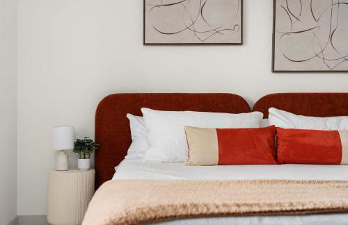 Luxury Zilker Home Pool Hot Tub and 2 Kitchens - Photo 25