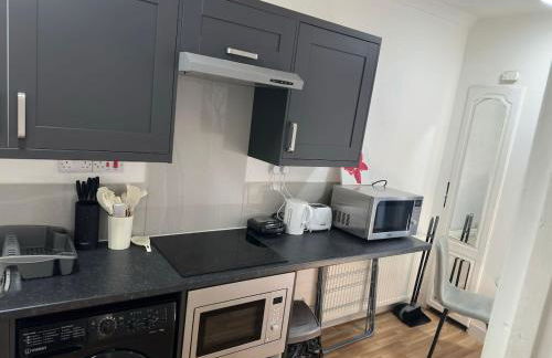 Spacious 2B Apt Zone 2 sleeps 4 F5 - Photo 3