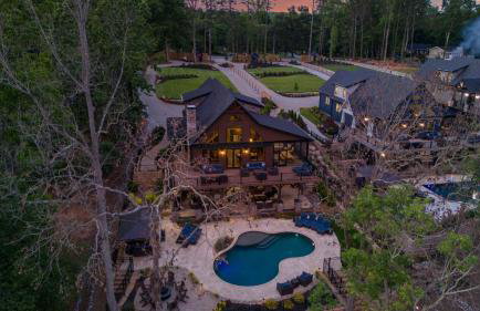 Black Bear Lodge by Avantstay Lakefront, Dock, Pool, Theater Sleeps 20+ - Foto 150