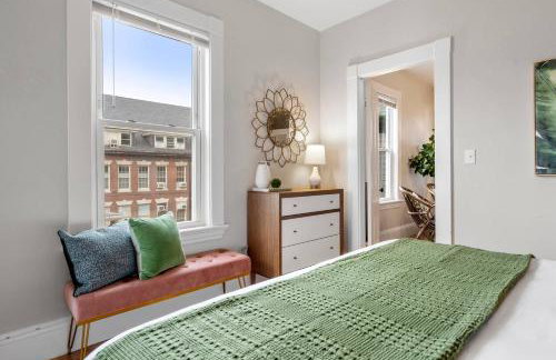 Downtown Beverly|KING BED|Minutes to Salem+Train - Photo 3