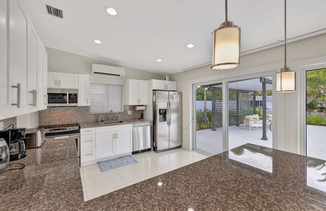 Waterfront Oasis w/ Enclosed Pool! - Foto 14