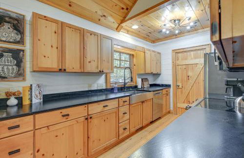 Deck, Fire Pit and Game Room! Wooded Cashiers Escape - Foto 8