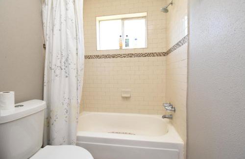 10 Minutes from IAH and Mall, Newly Rehabbed - Foto 22