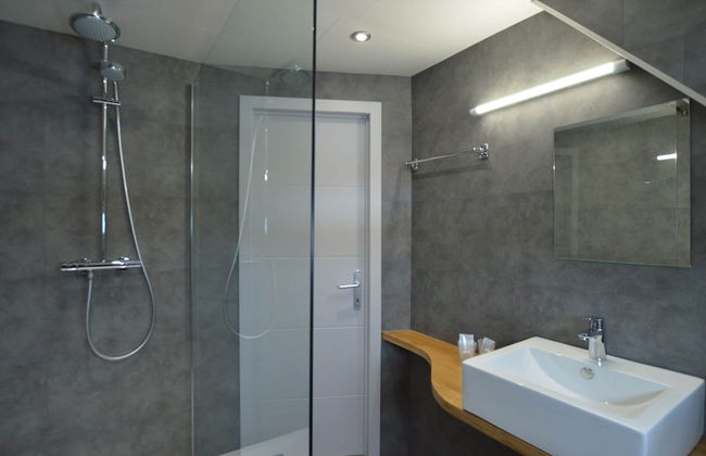 Spacious Home With Garden - Photo 24