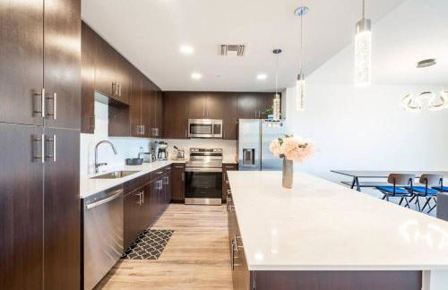 Waterside Retreat: Modern 2BR, Mins to Beach & Apt - Photo 23