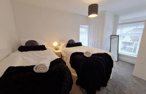 Perfect Location 3 Bed Serviced apartment with Bike Storage for BPW. Close to Brecon Beacons - Photo 12