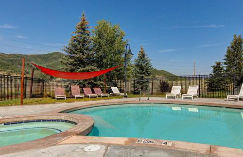 KBM Resorts Crestview Condos Spacious condo near Olympic Park with gas fireplace year-round pool hot tub city wide shuttle access. CVC-308B - Foto 7