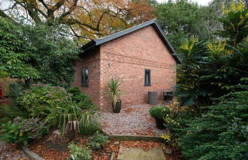 Luxury Coach house next to woodland in Knutsford - Photo 21