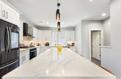 HostWise Stays - The Charlotte - Rooftop patio, Garage Parking, Prime Location, Large 3 Story Home - Foto 24