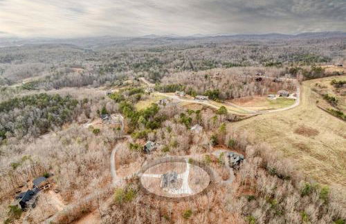 WolfCabin Lux Family Home, Fire Pit, Hot Tub, ADA ramp, ez paved rds - Foto 29