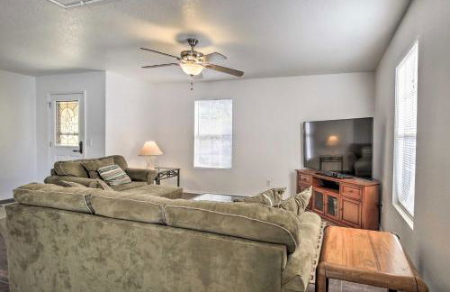 Home with Yard 1 Mi to Indian Rocks Beach and Golf - Foto 5