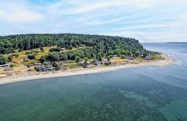 Private Beach Access + Water Views! Sleeps 18, Historic 6bdr Farmhouse w/ Deck - Foto 43