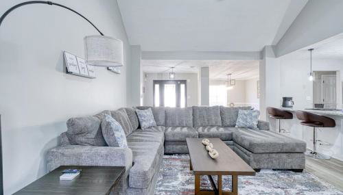 Stylish 4BR Urban Oasis - Photo 5