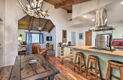 Hot Tub and Patio Pet-Friendly Cabin in Munds Park! - Foto 8