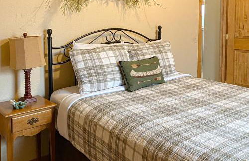 Breathtaking Mtn and Lake Views! Glacier Country Gem - Foto 45