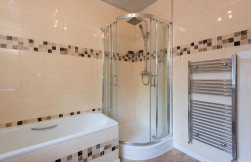 Large House for Groups with Huge Driveway - FREE PARKING - Photo 37