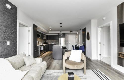 Stylish 2BR Retreat Gym Parkng and Scenic Rooftop - Foto 24