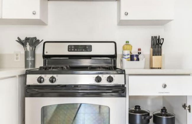 Charming Spacious Home - Modern Comforts, Prime Location - Photo 23