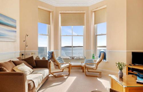 7 South Beach Court - Sea Front Apartment With Spectacular Sea Views - Photo 2