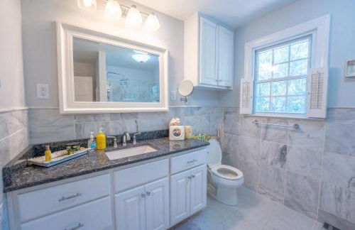 Martinsville Gem - Fireplace, Pets, Near the Park - Foto 32