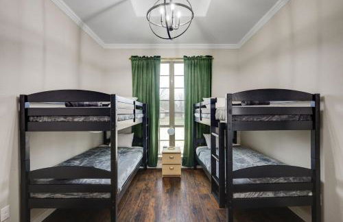 5-Bed 2-Bath with Pool & Backyard Retreat - Foto 31