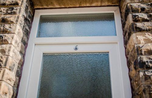 Sleeps 5 - 3 Bedrooms - walk to the square hosted Happy Valley cast - Foto 53