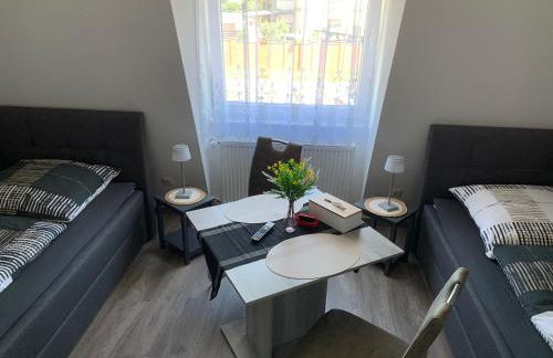 -Fewo Benz- Exklusive Ferienwohnung im Stadtzentrum von Wittenberge Modernes Ambiente, 3 Einzelzimmer für bis zu 6 Gäste - voll ausgestattet mit Waipu-TV und High-Speed-WLAN Bettwäsche und Handtücher inklusive! - Foto 4