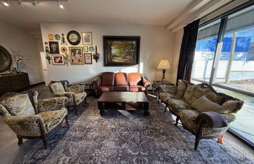 Stylish South Hill Retreat Queen Bed and Sofa Sleeper Full Kitchen Free Parking - Foto 10