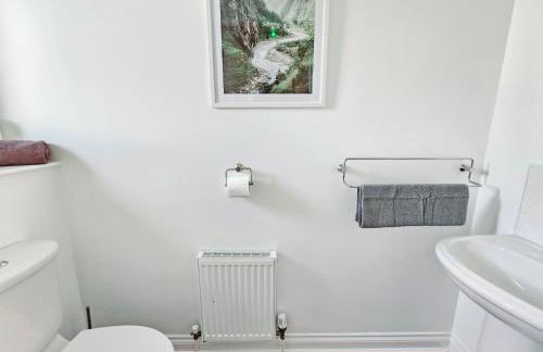 Modern 5 Bedroom Townhouse with Free Parking - Foto 48