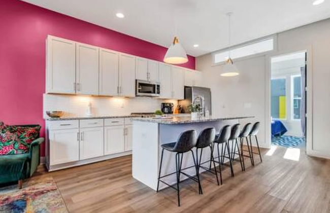 NEW Pink Howdy Oasis 13 Beds Rooftop View Parking - Foto 8