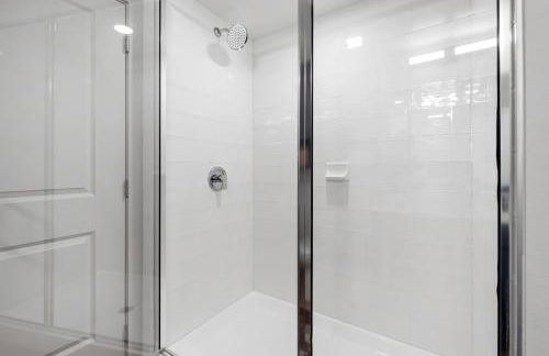 Elevated Contemporary 2BR 2BA with Balcony - Foto 9