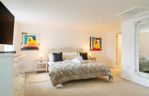 Luxe Detached 3 Bed Luxe House on Exclusive Private Estate Close to Coast Free Hot Tub Sleeps 6 Private Parking for 2 Cars - Photo 48