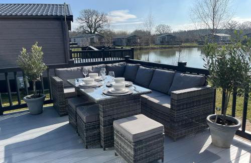 Kingfisher Lodge - Lakeside Lodge With Hot Tub - Foto 56