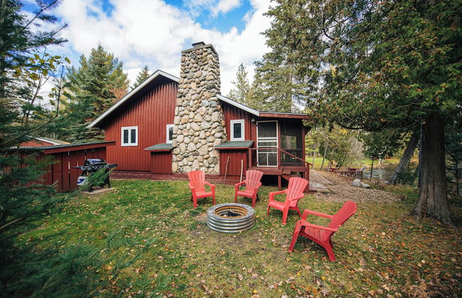 Cozy Riverside Getaway Pine Bend Cottage - Foto 23