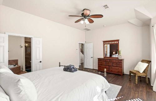 Spacious 4BR 3BA with Yard Mins to LakeLewisville - Foto 17