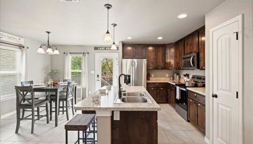 Neon Vibes Outdoor TV Hot Tub Arcade Room - Foto 5