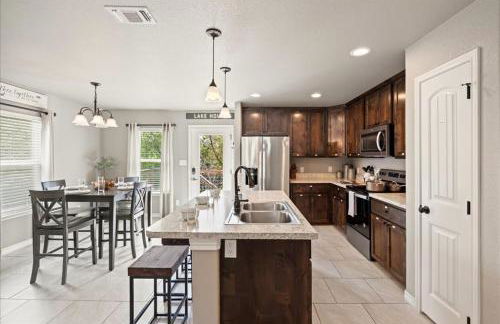 Neon Vibes Outdoor TV Hot Tub Arcade Room - Foto 5