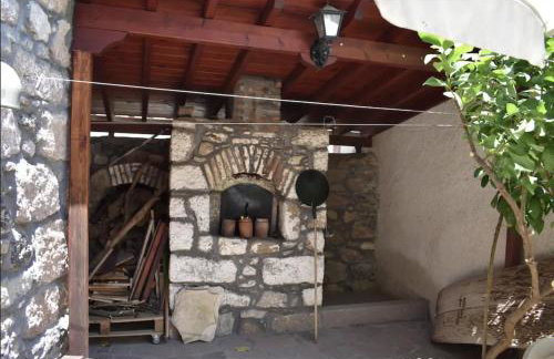 wood and stone in the path of lava - Foto 23