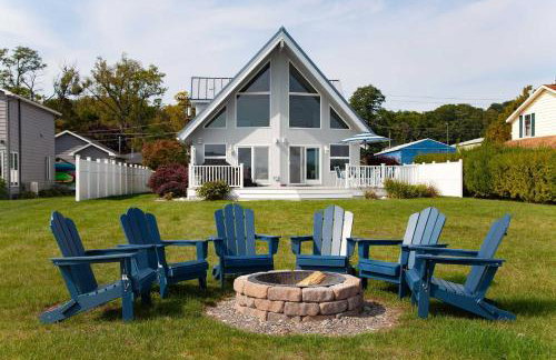 Katies Cottage Lakefront Stay with Hot Tub and Kayaks - Foto 1