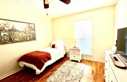 Stylish 4BR Retreat in Cypress - King Bed -Fireplace -Outdoor Patio - TVs in 4 Rooms - Foto 31