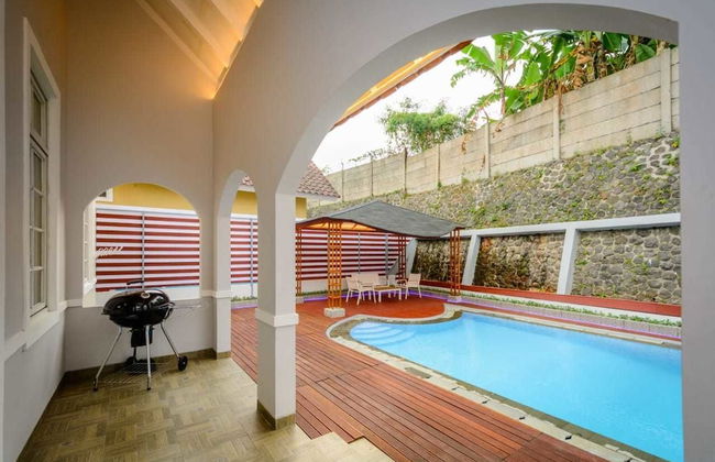 Villa Kota Bunga Puncak 2 Bedroom - Photo 16