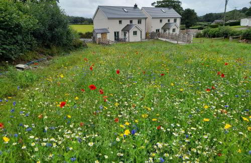 Family Country Cottage with Stunning Mountain Views - Photo 1