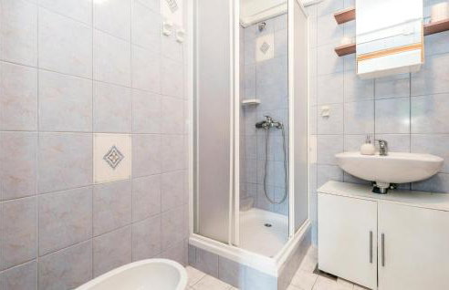 Stunning Home In Jurdani With Wifi - Photo 31