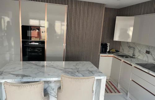 Cosy 4 bedroom house in borehamwood with large onsite parking and large beds - Foto 15